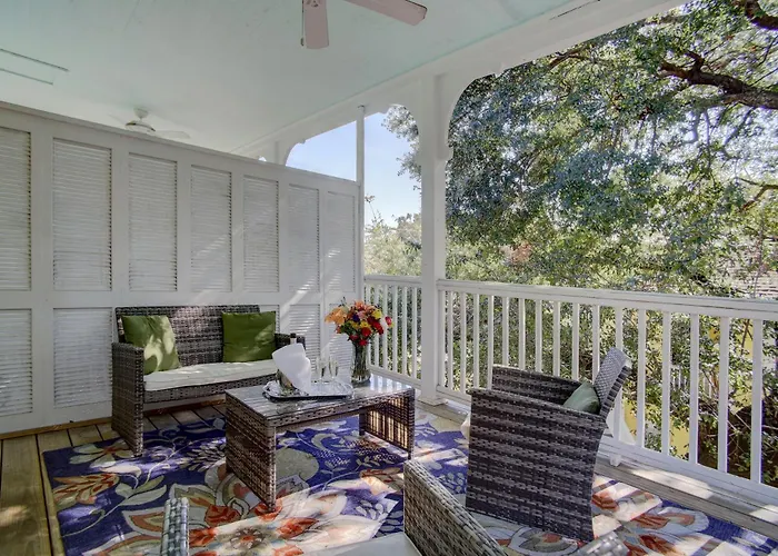 Azalea Inn And Villas